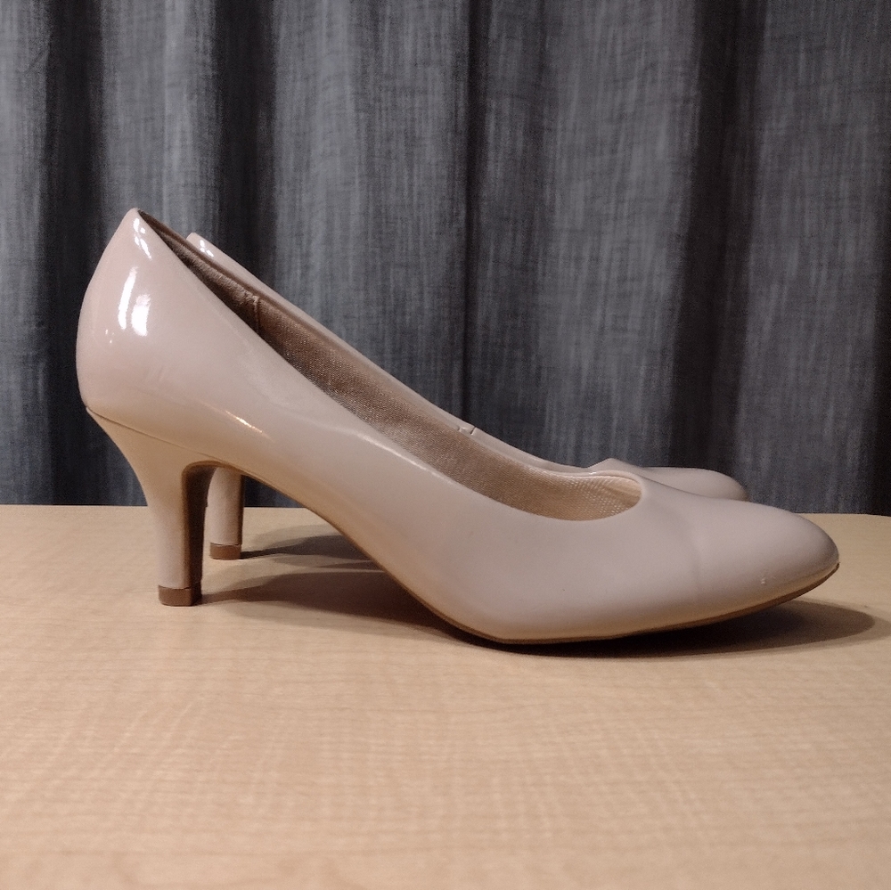 Classic Women's Patent Mid-Heel Pumps in Nude - Picture 5 of 13